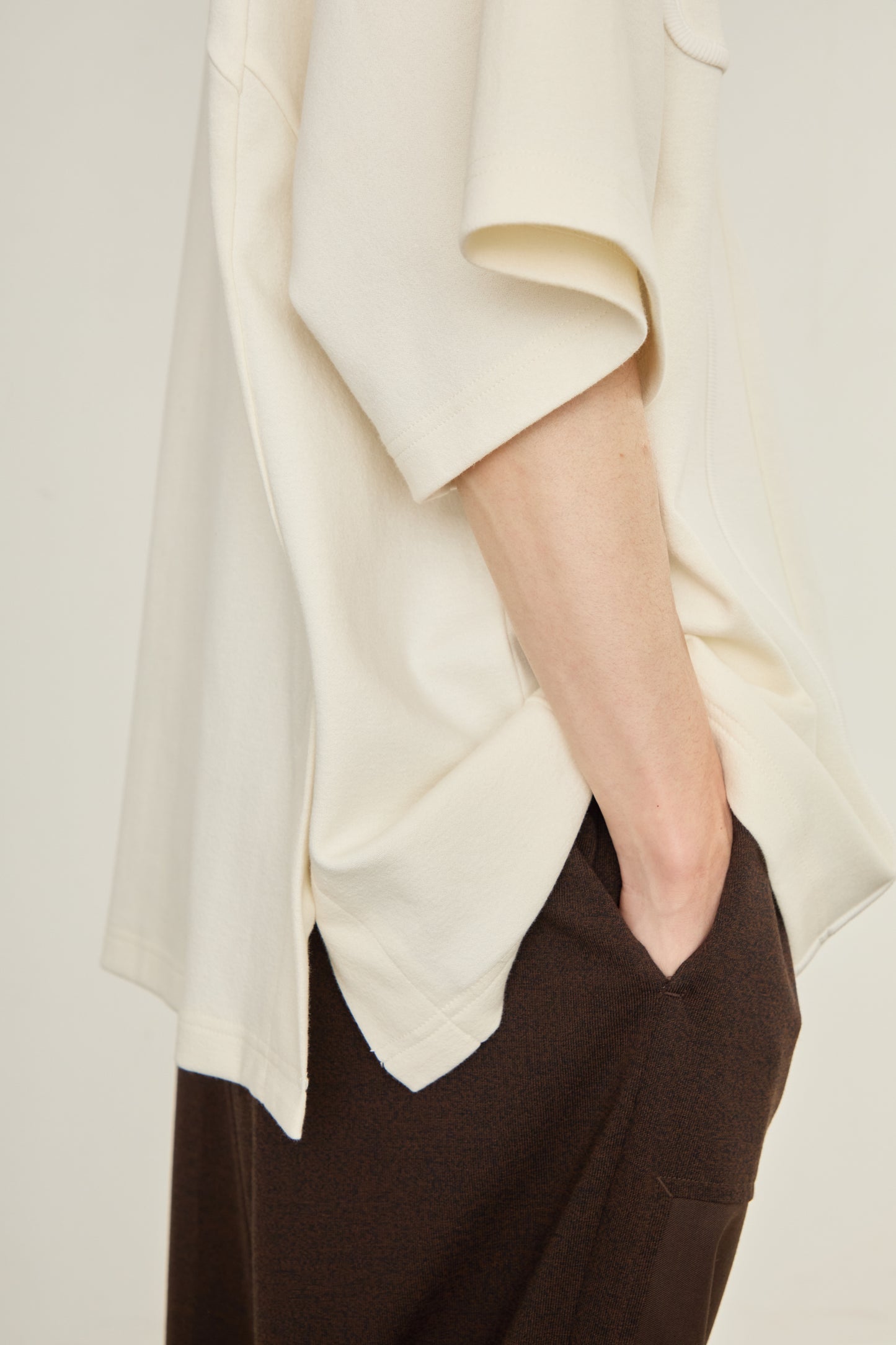 i'm here : TAILORED CUTOUT : T - SHIRT