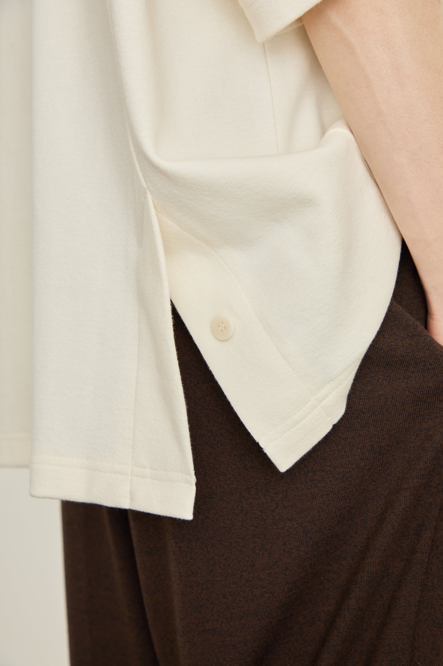 i'm here : TAILORED CUTOUT : T - SHIRT