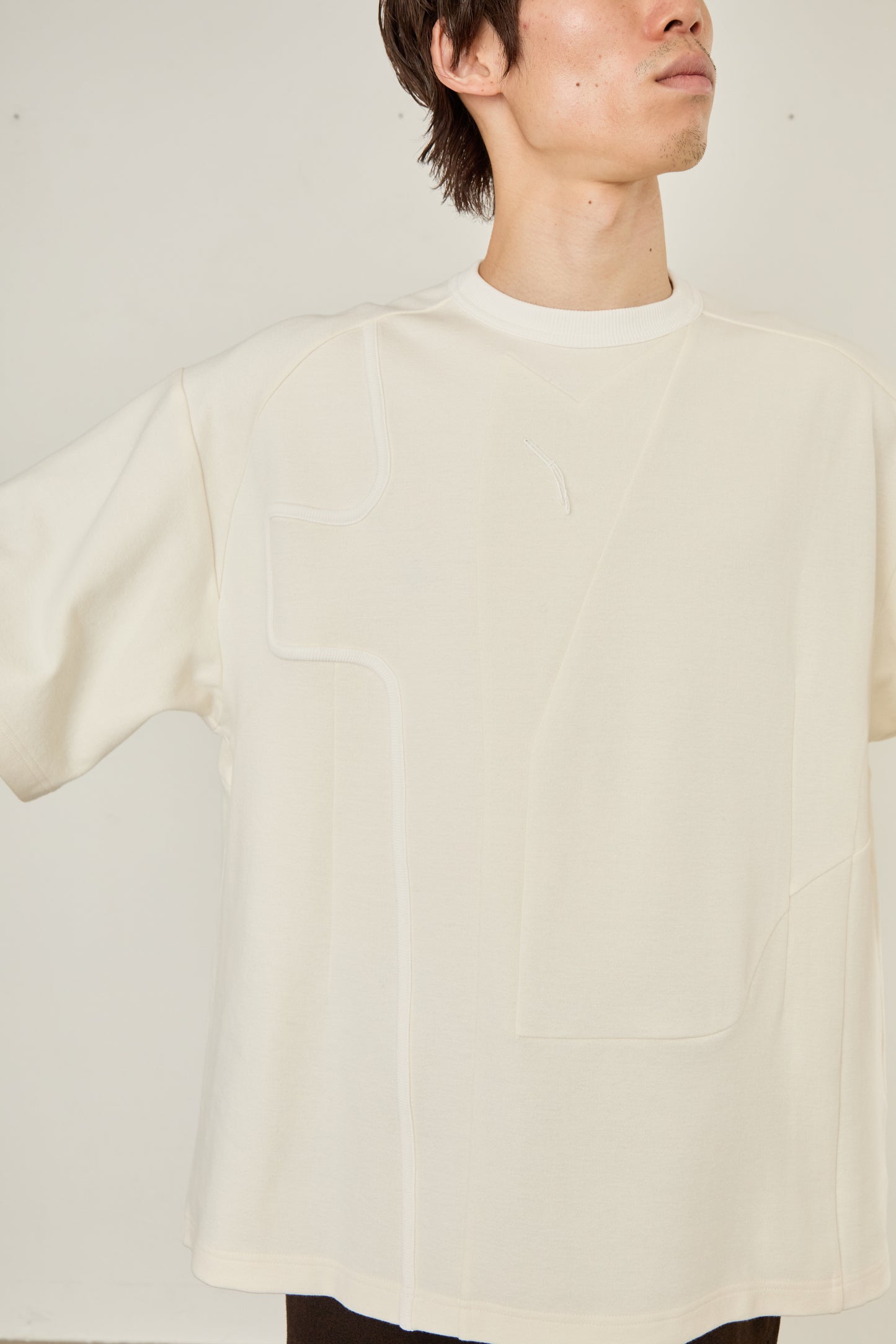 i'm here : TAILORED CUTOUT : T - SHIRT