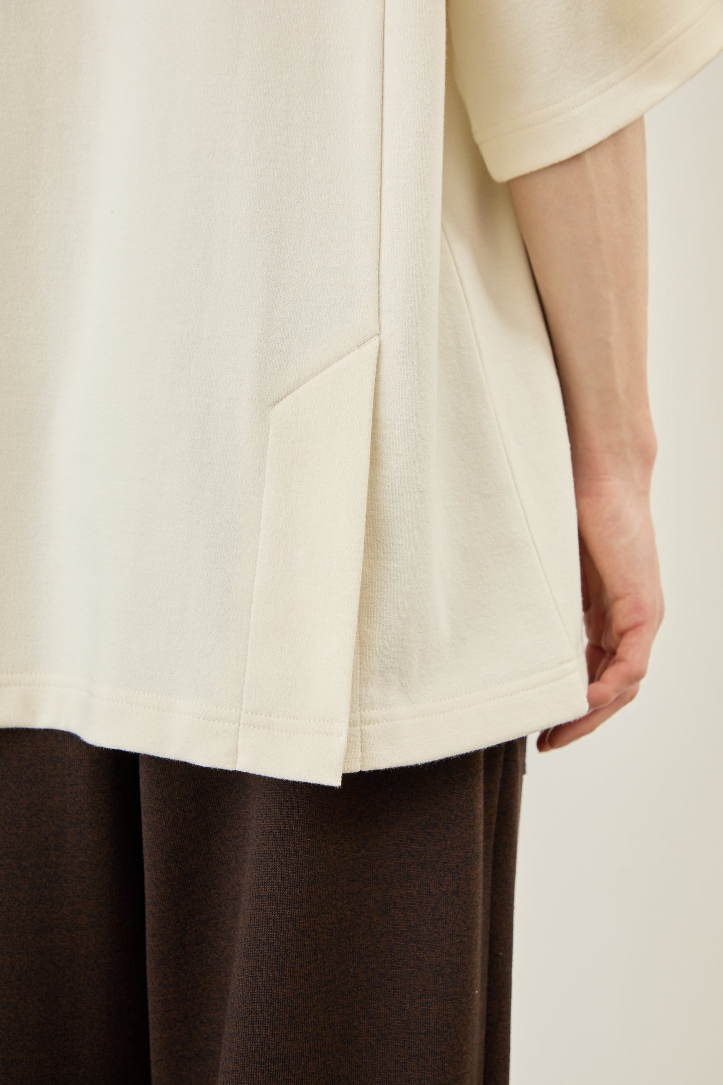 i'm here : TAILORED CUTOUT : T - SHIRT