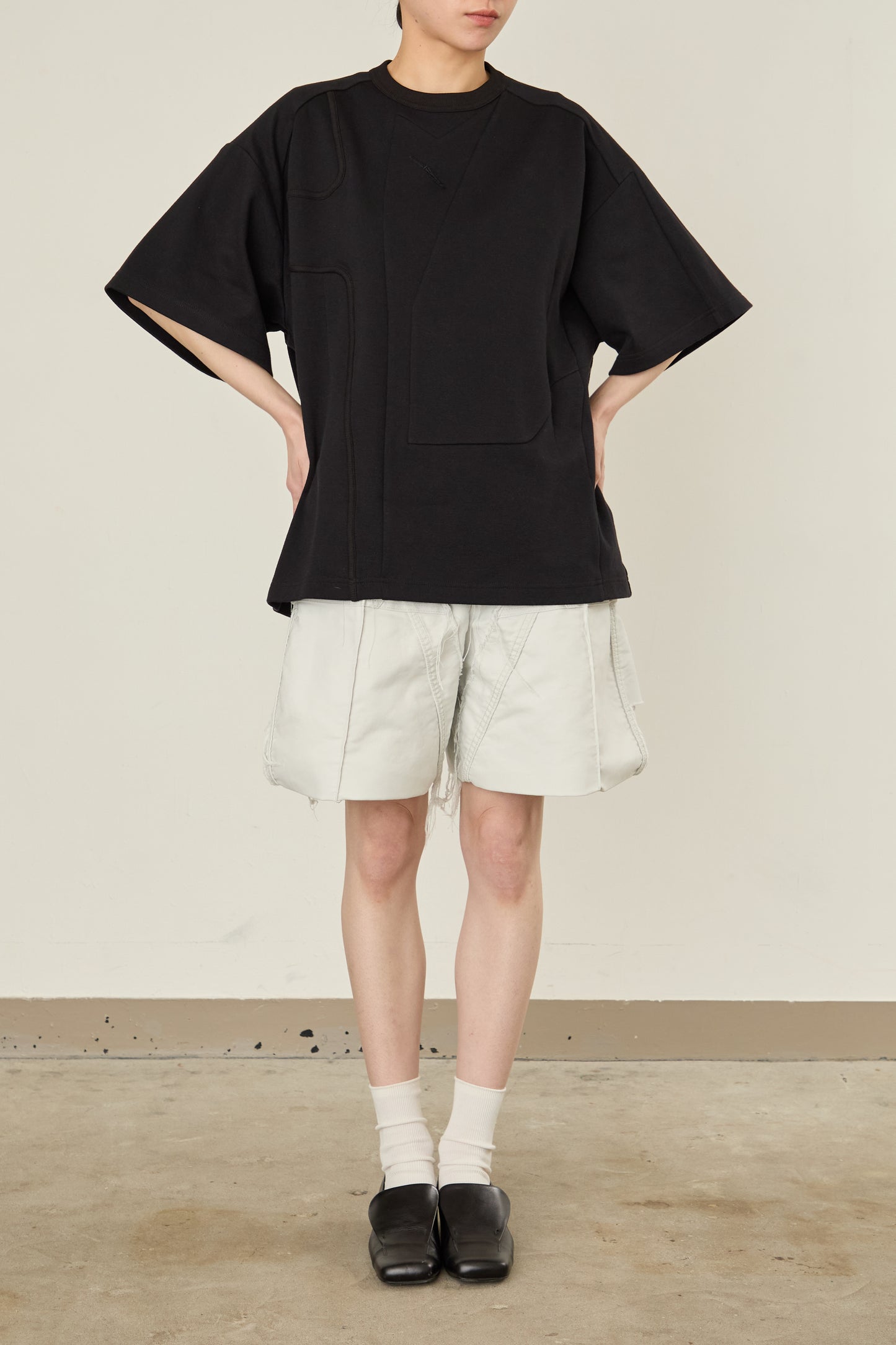 i'm here : TAILORED CUTOUT : T - SHIRT