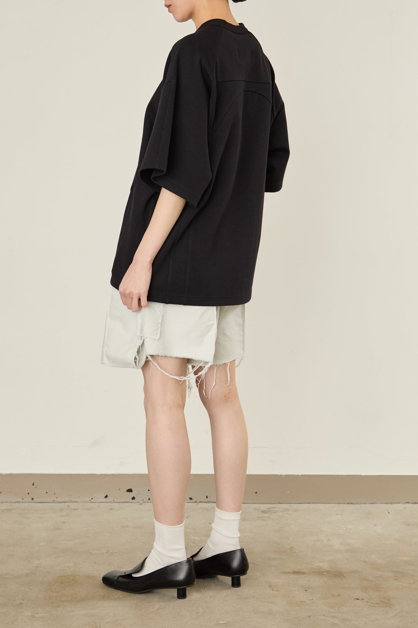 i'm here : TAILORED CUTOUT : T - SHIRT