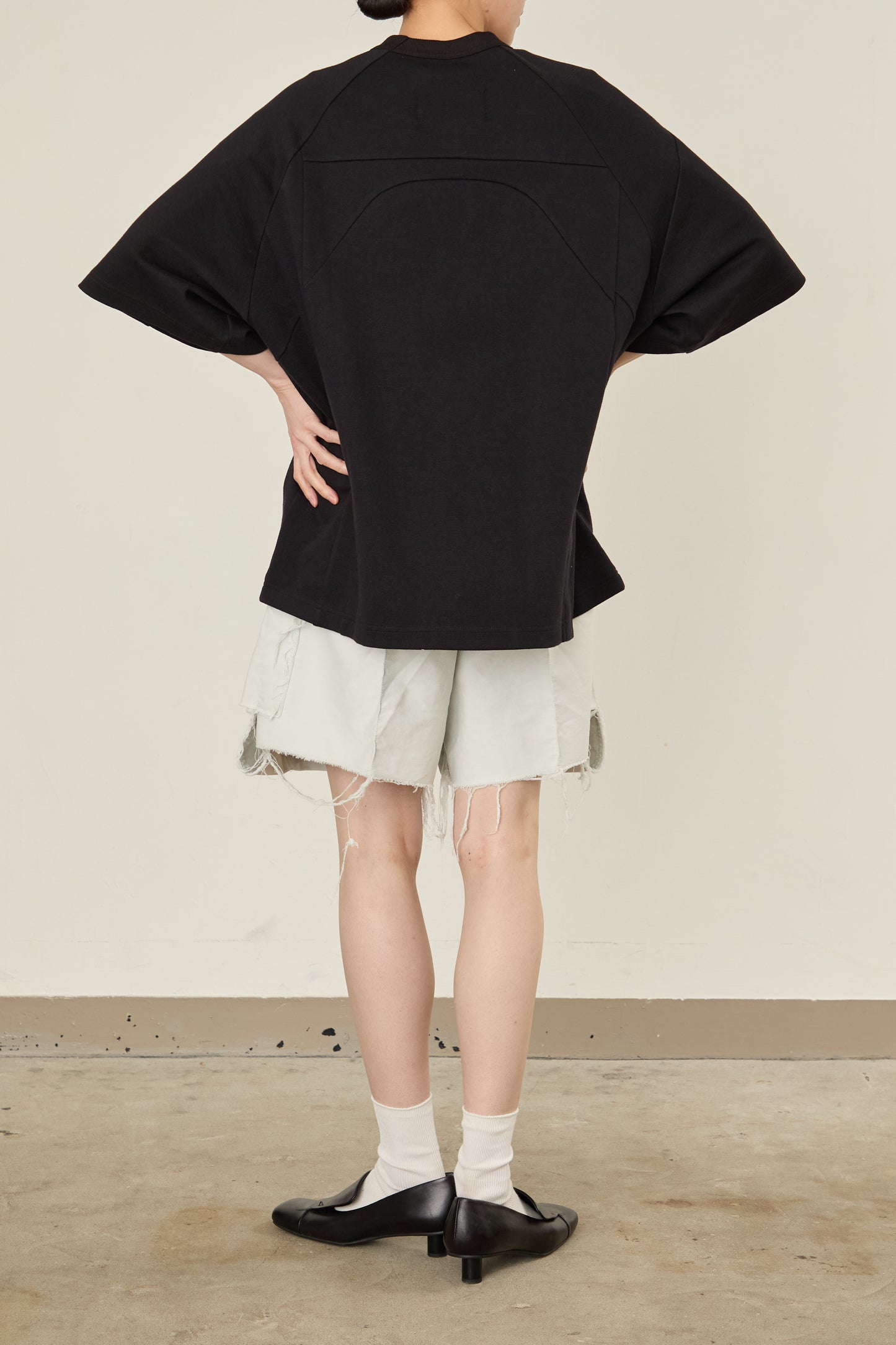 i'm here : TAILORED CUTOUT : T - SHIRT