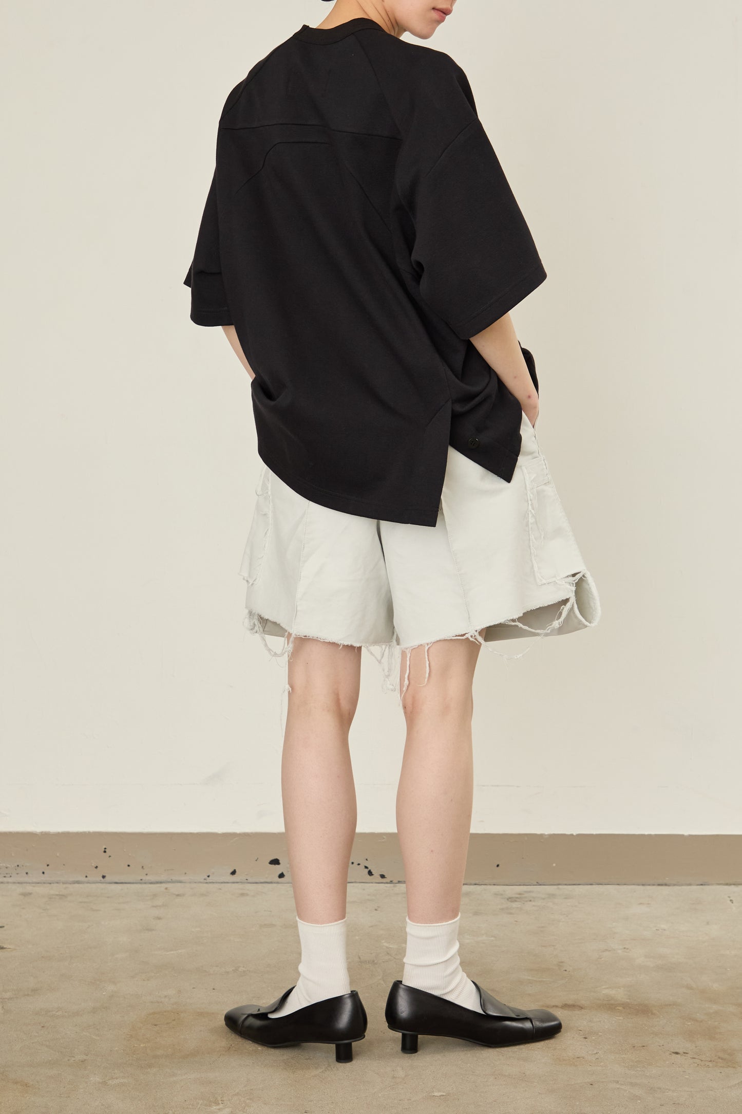 i'm here : TAILORED CUTOUT : T - SHIRT