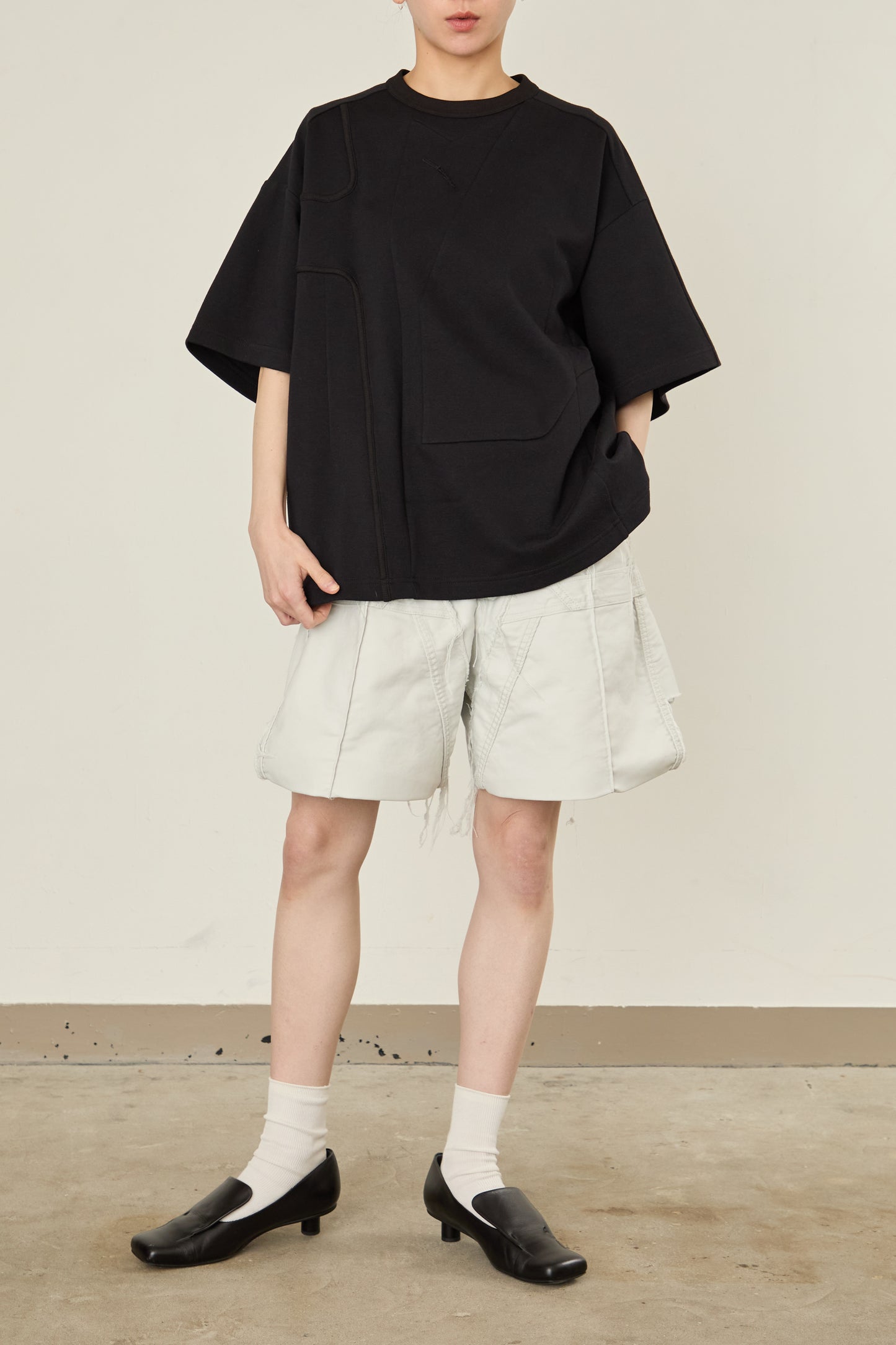 i'm here : TAILORED CUTOUT : T - SHIRT