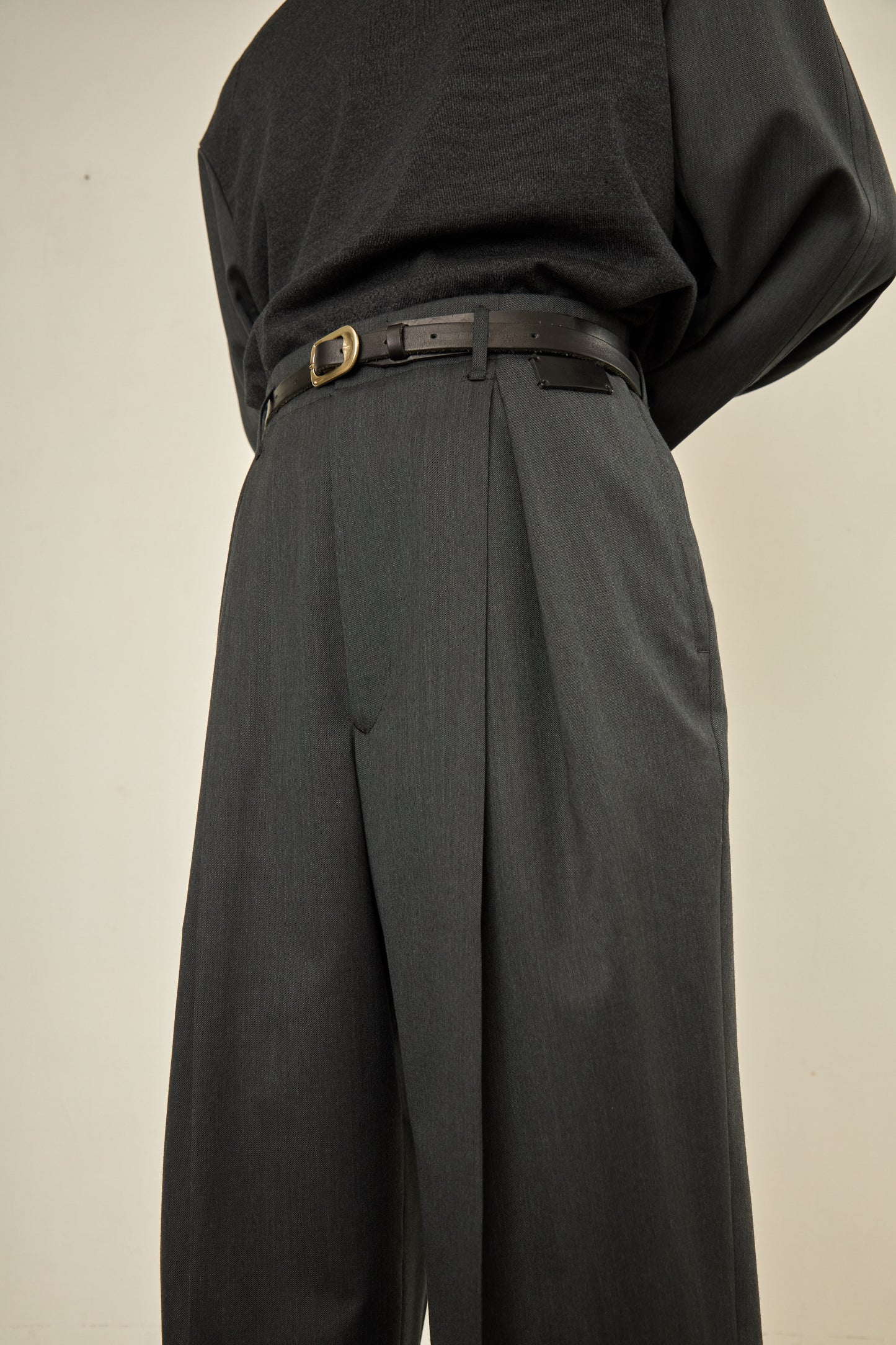 i'm here : UN(I)FORM : " ONE " TUCK PANTS