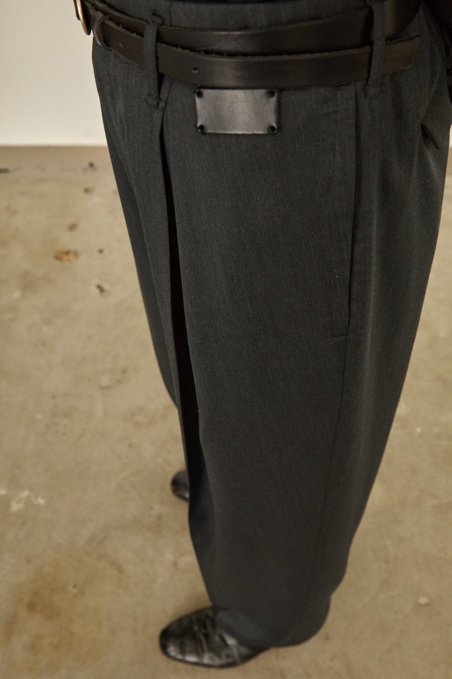 i'm here : UN(I)FORM : " ONE " TUCK PANTS