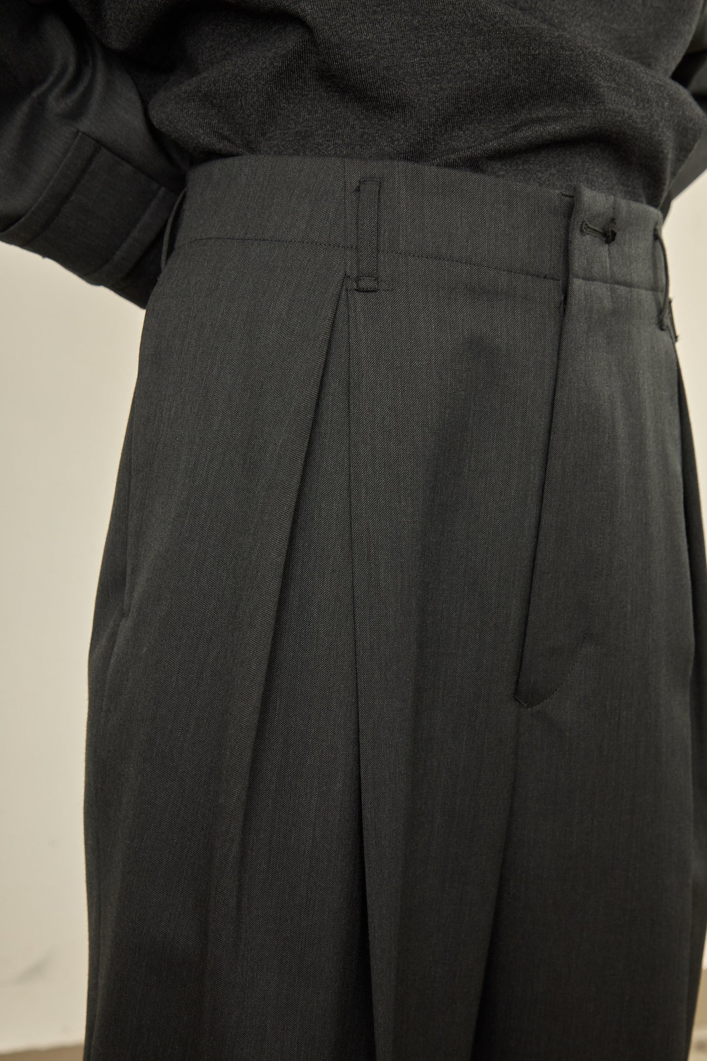 i'm here : UN(I)FORM : " ONE " TUCK PANTS