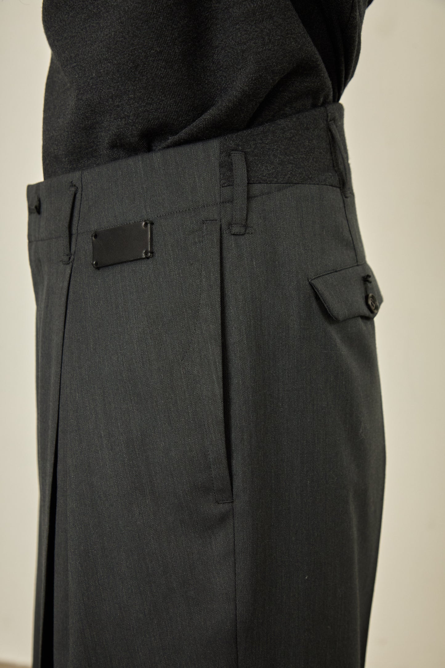 i'm here : UN(I)FORM : " ONE " TUCK PANTS
